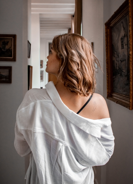 Femme de dos portant un tatouage Bernard Forever sur l'épaule