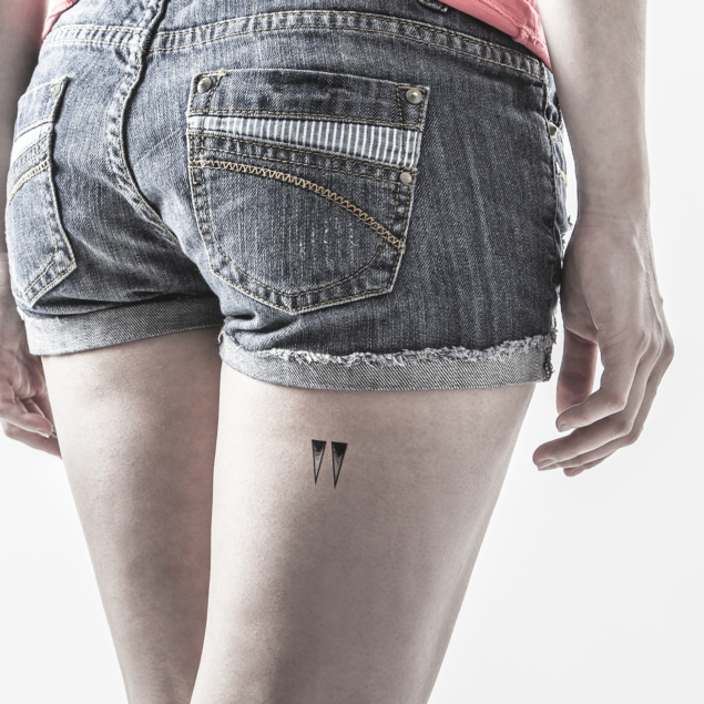 Tatouages temporaires triangles de la planche "angle mort" appliqués sur la cuisse d'une femme