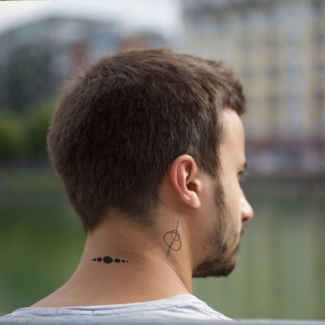 Tatouages temporaires géométriques noirs de la planche "daily minimal" appliqués sur a nuque d'un homme
