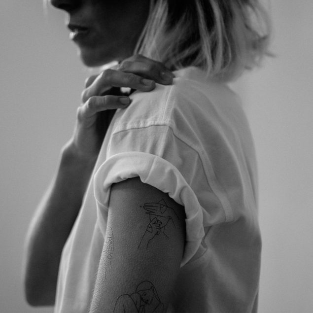 tatouages temporaires silhouettes femmes noires en line art de la planche "lazy afternoon" appliqués sur le bras d'une femme
