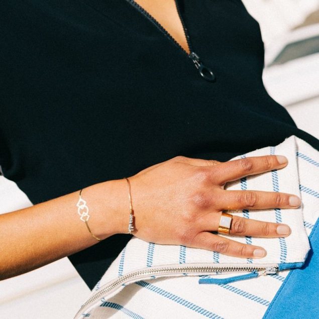 Tatouage temporaire bracelet doré de la planche "les p'tits joncs" appliqué sur le poignet d'une femme