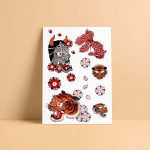Planche de tatouages temporaires rose, rouge et orange aux motifs japonais tigre, fleurs et carpe koi "tigerwood"