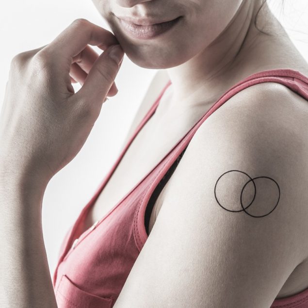 Tatouages temporaires cercles noirs de la planche "angle mort" appliqué sur le bras d'une femme
