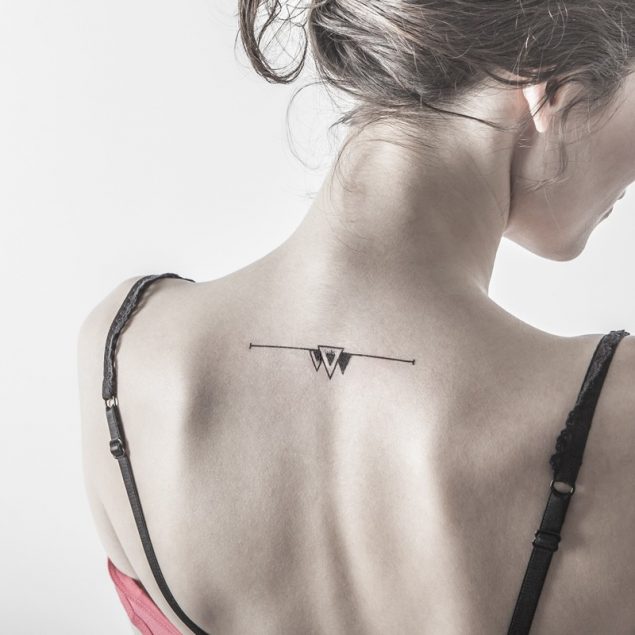 Tatouage temporaire triangles noirs "angle mort" appliqué sur le dos d'une femme