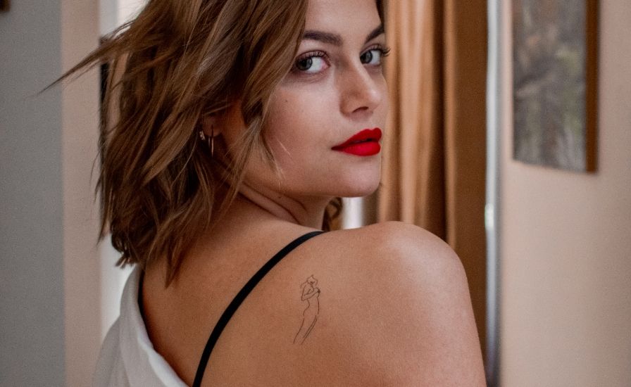 femme portant un tatouage éphémère bernard forever sur l'épaule