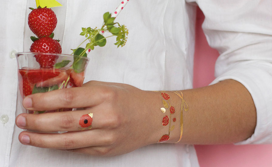 Tatouages temporaires bracelets fleuris rouge et doré de la planche 