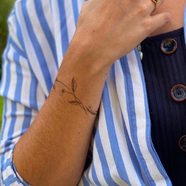 tatouage éphémère bracelet fleuri noir de la planche wild Summer appliqué sur le poignet d'une femme