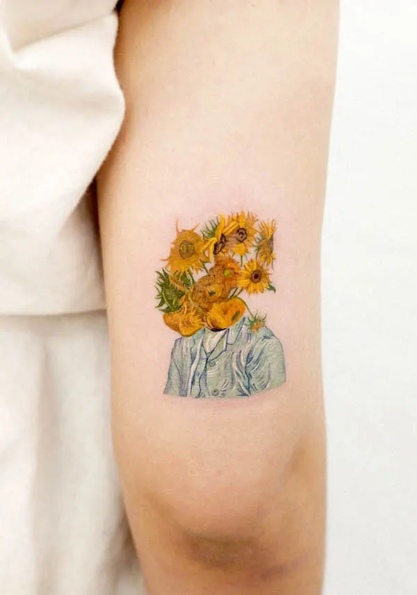 tatouage minimaliste coloré pour femme avec des fleurs, un lapin et un buste au niveau du coude 