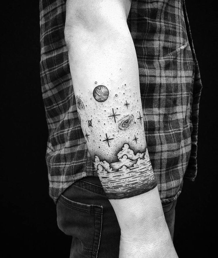 tatouage tendance pour homme avec étoiles, planètes, nuages, galaxie...