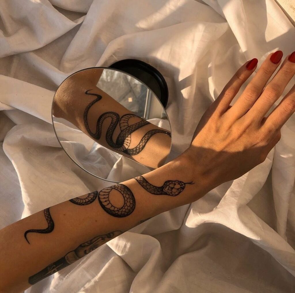 signification du tatouage serpent sur l'avant bras d'une femme