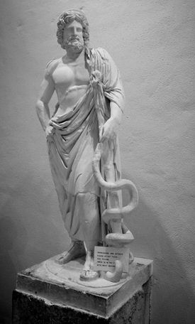 statue grecque d'un guerrier accompagné d'un serpent 