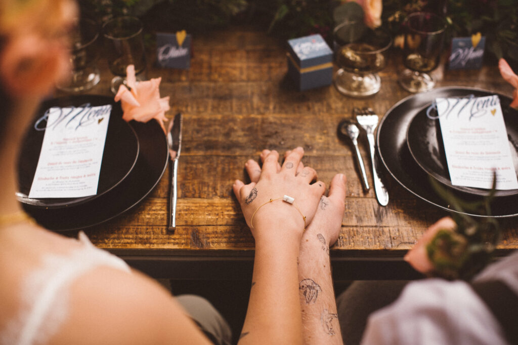 tatouages éphémères personnalisés sur le bras et la main des mariés lors du repas le jour du mariage 