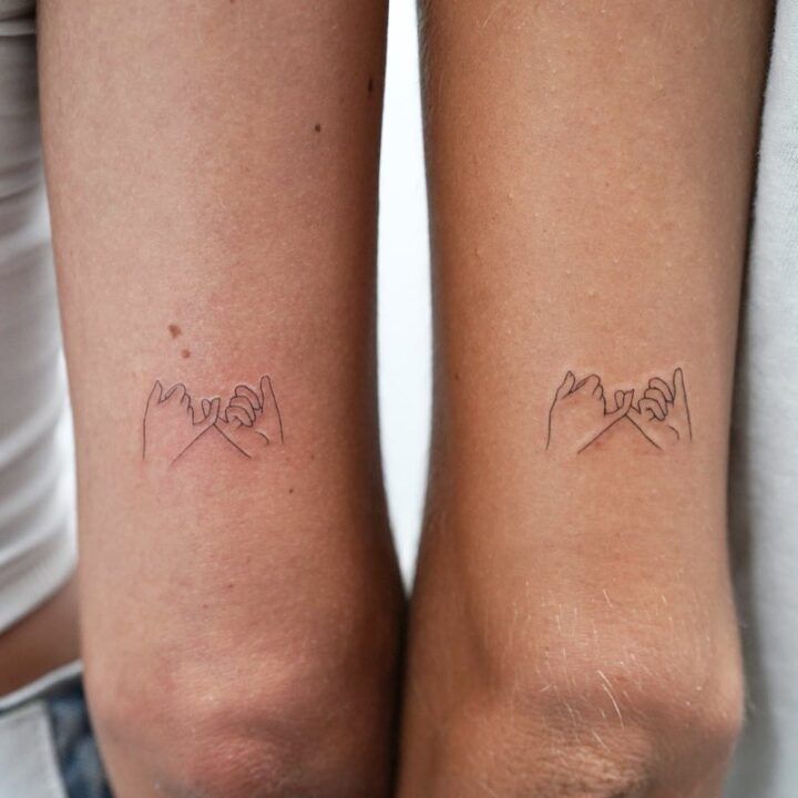 tatouage lineart promesse du petit doigt sur le bras