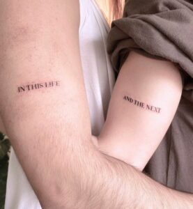 matching tattoo sur le bras d'un couple