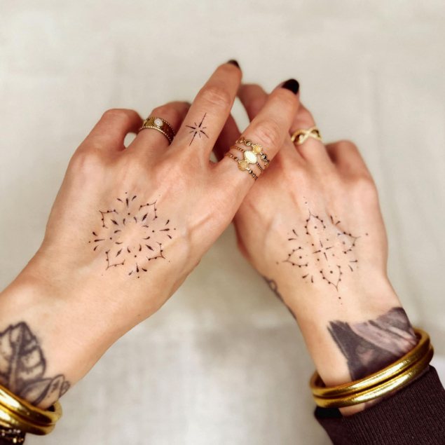 Tatouages ephemeres sur le dos d'une main d'une femme